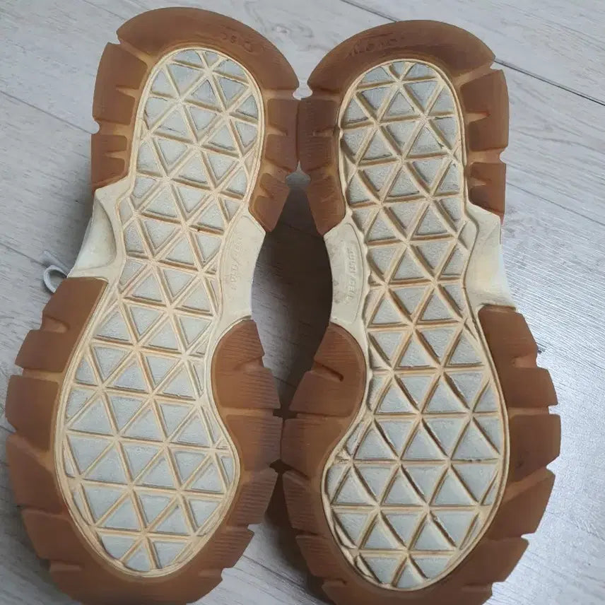 [SOLD OUT] 255 디스커버리 정품 운동화 스니커즈 신발 255사이즈 좋아요