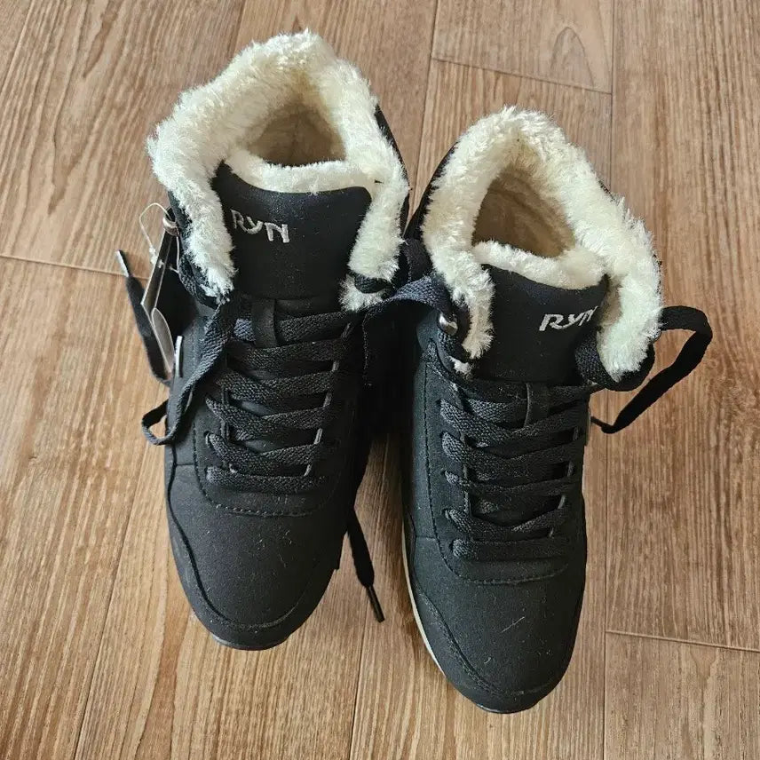[BUNJANG] RYN Black Fur Sneakers (Size 235) / RYN 블랙 스니커즈 털 운동화(235사이즈) 새상품