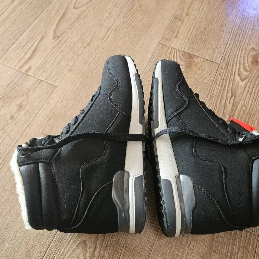 [BUNJANG] RYN Black Fur Sneakers (Size 235) / RYN 블랙 스니커즈 털 운동화(235사이즈) 새상품