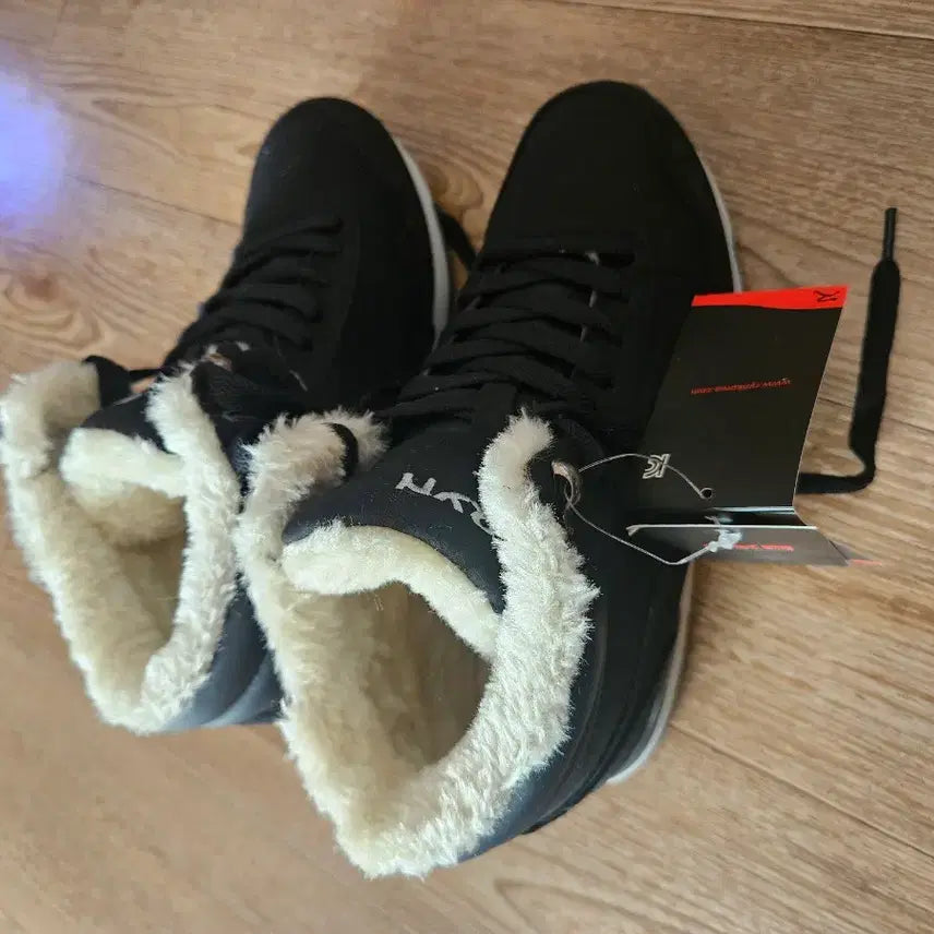 [BUNJANG] RYN Black Fur Sneakers (Size 235) / RYN 블랙 스니커즈 털 운동화(235사이즈) 새상품