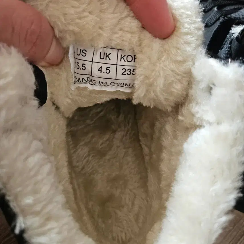 [BUNJANG] RYN Black Fur Sneakers (Size 235) / RYN 블랙 스니커즈 털 운동화(235사이즈) 새상품