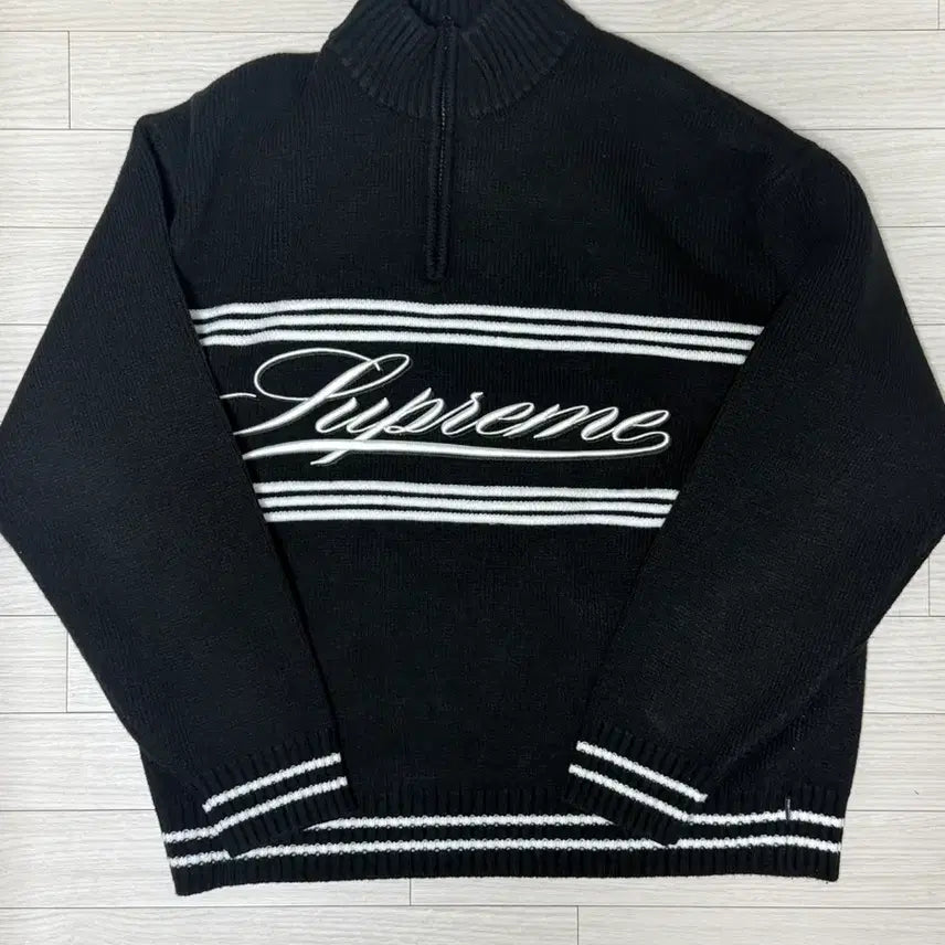 [SOLD OUT] [M] 슈프림 스크립트 스트라이프 하프 집 스웨터 블랙 - 25FW