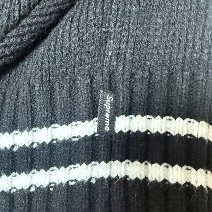 [SOLD OUT] [M] 슈프림 스크립트 스트라이프 하프 집 스웨터 블랙 - 25FW