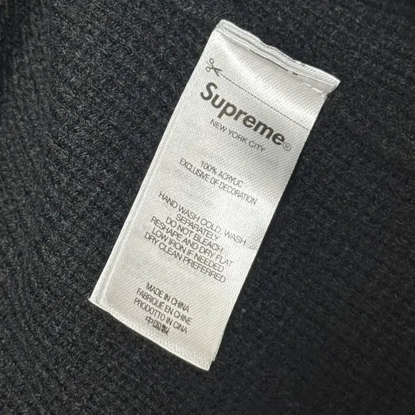 [SOLD OUT] [M] 슈프림 스크립트 스트라이프 하프 집 스웨터 블랙 - 25FW