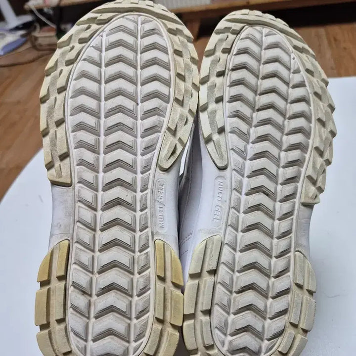 [BUNJANG] Discovery White Sneakers 240 / 디스커버리 화이트 운동화 240