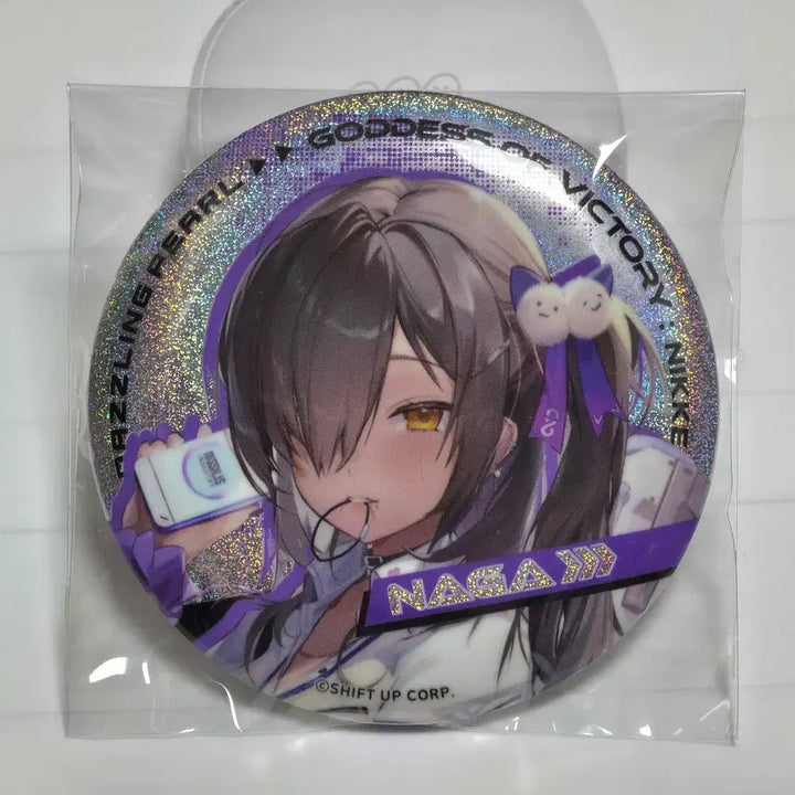 [SOLD OUT] 승리의 여신 니케 홀로그램 캔 뱃지 Ver.3 - 나가