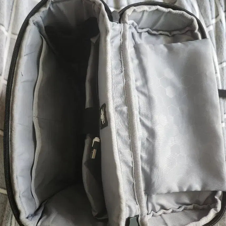 [BUNJANG] Descente Dark Gray Backpack / [F]데상트다크그레이 백팩 가방