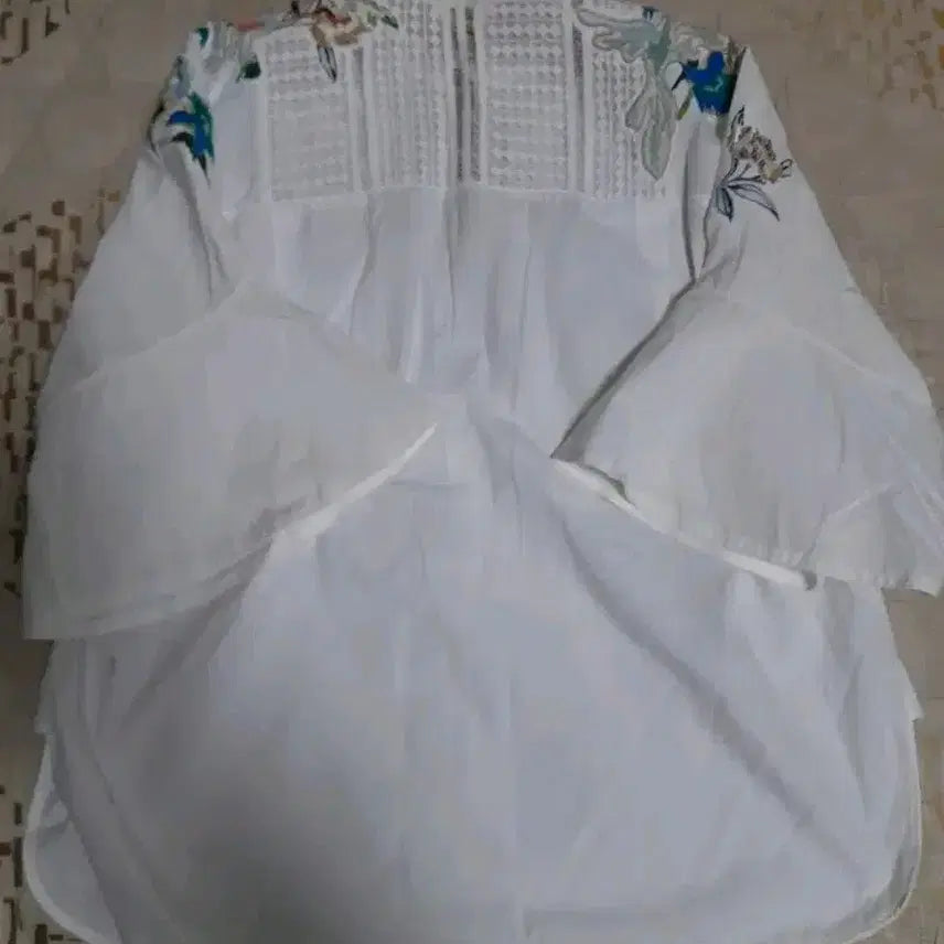 [BUNJANG] TIME White Flower Embroidered Blouse / [한섬] TIME 화이트 플라워 자수 블라우스 Free