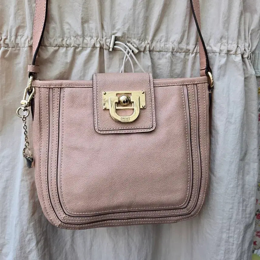 [BUNJANG] DKNY Pink Crossbody Shoulder Bag / DKNY 핑크 크로스백 숄더백 가방