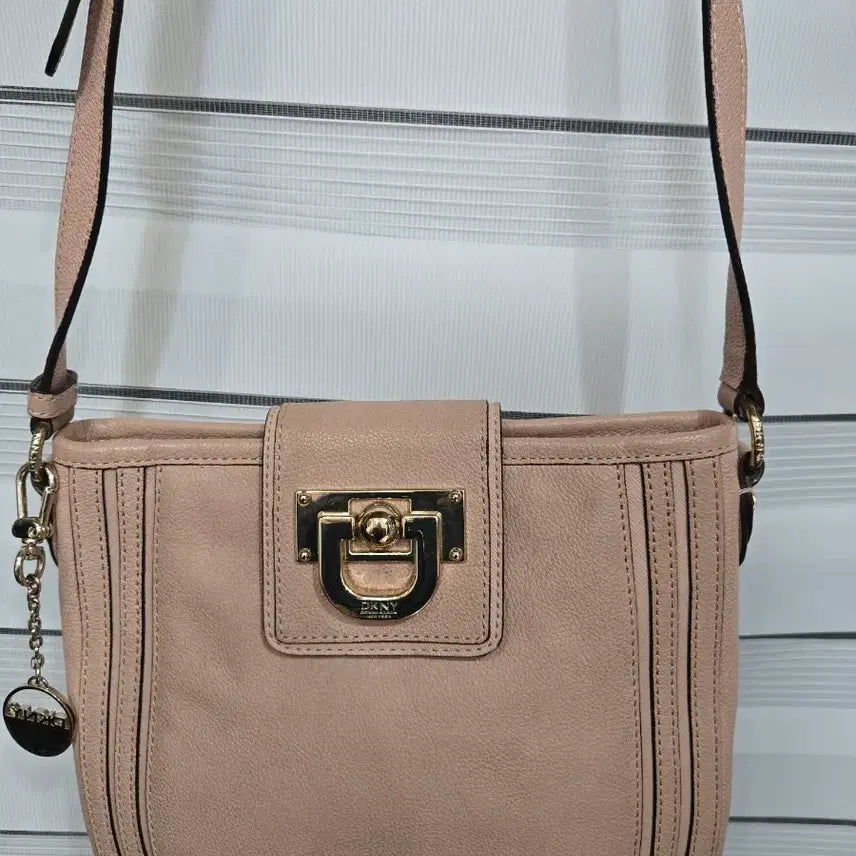 [BUNJANG] DKNY Pink Crossbody Shoulder Bag / DKNY 핑크 크로스백 숄더백 가방