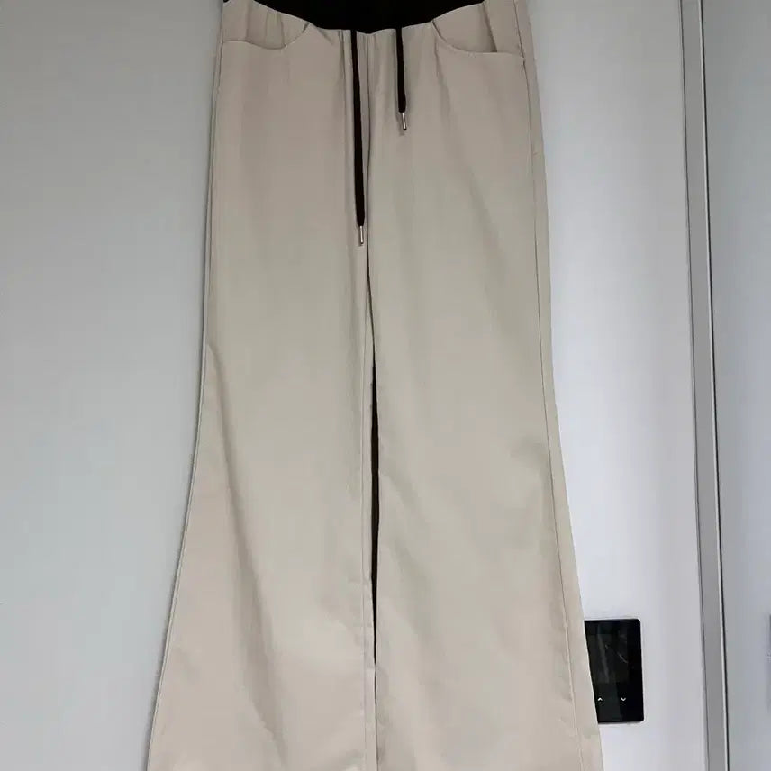[SOLD OUT] 베이지 부츠컷 트레이닝 팬츠(새상품)