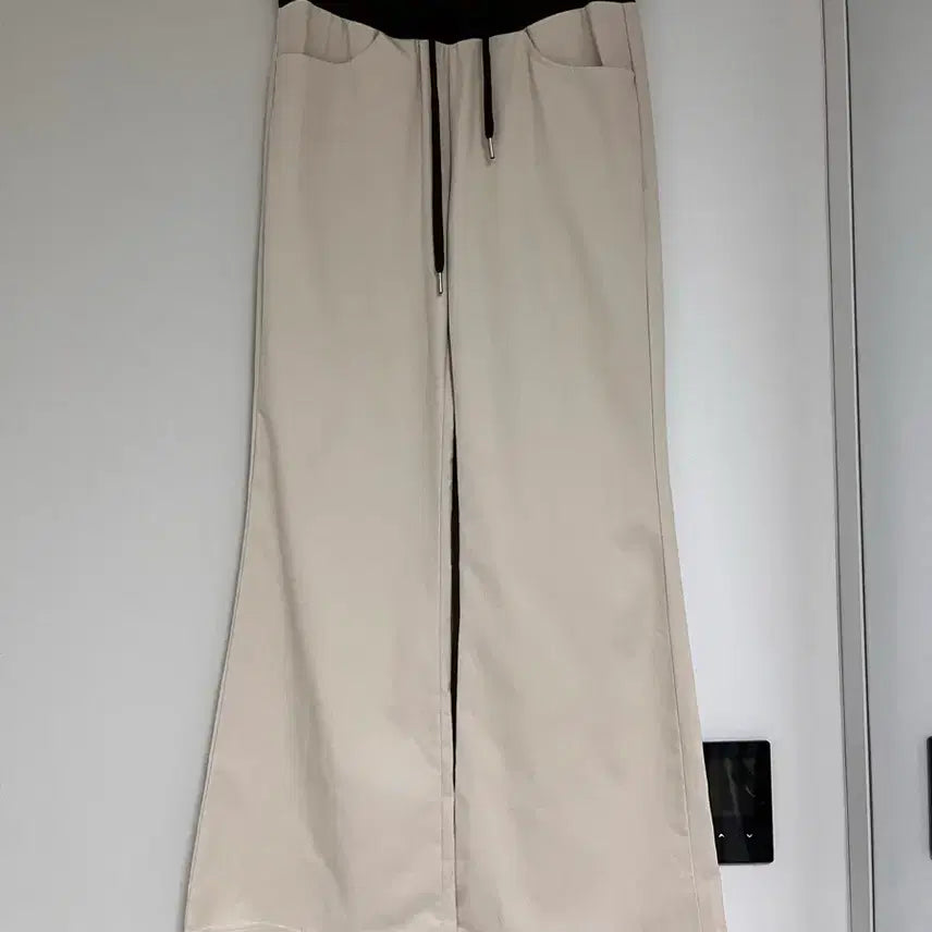 [SOLD OUT] 베이지 부츠컷 트레이닝 팬츠(새상품)