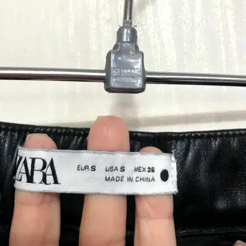 [SOLD OUT] 자라 레더 바지