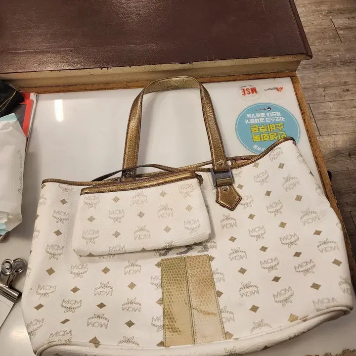 [SOLD OUT] MCM 화이트 로고 토트백 + 파우치