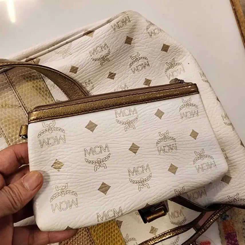 [SOLD OUT] MCM 화이트 로고 토트백 + 파우치