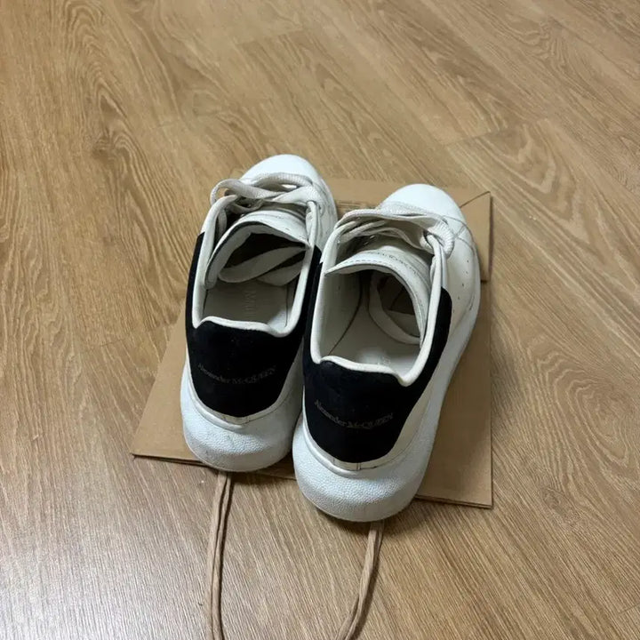 [SOLD OUT] 알렉산더 맥퀸 오버솔 스니커즈 화이트