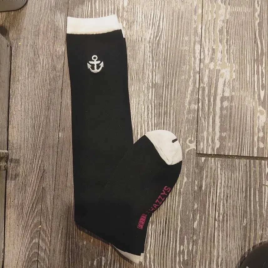 [SOLD OUT] 헤지스 돛 자수 블랙 니삭스