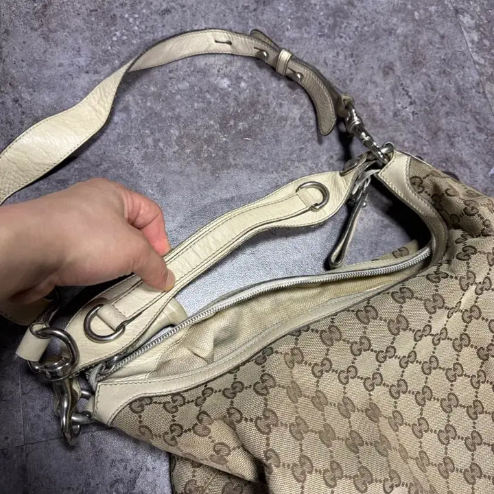 [BUNJANG] Gucci GG Logo Shoulder Bag / 구찌 GG로고 숄더백