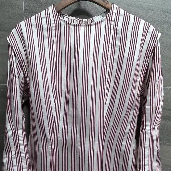 [SOLD OUT] Sandro 산드로 , 스트라이프  V자 핀턱장식  볼륨소매 , 거의