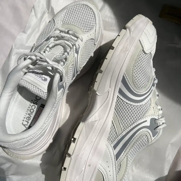 [BUNJANG] Discovery Breeze V2 Sneakers / 디스커버리 브리즈 V2 (250mm)