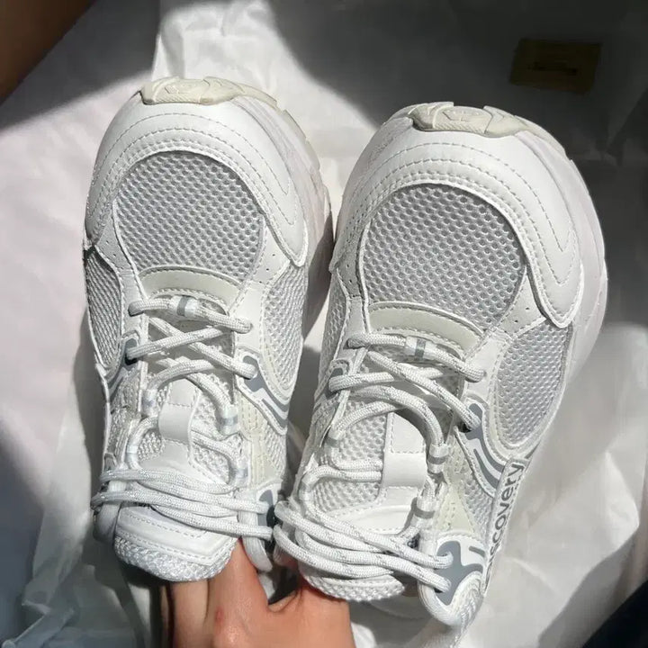 [BUNJANG] Discovery Breeze V2 Sneakers / 디스커버리 브리즈 V2 (250mm)