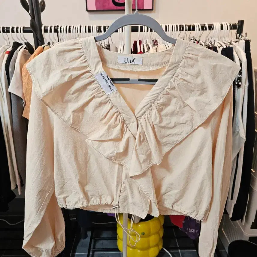 [SOLD OUT] Ulla 프릴 블라우스 크롭 기장 바지 세트