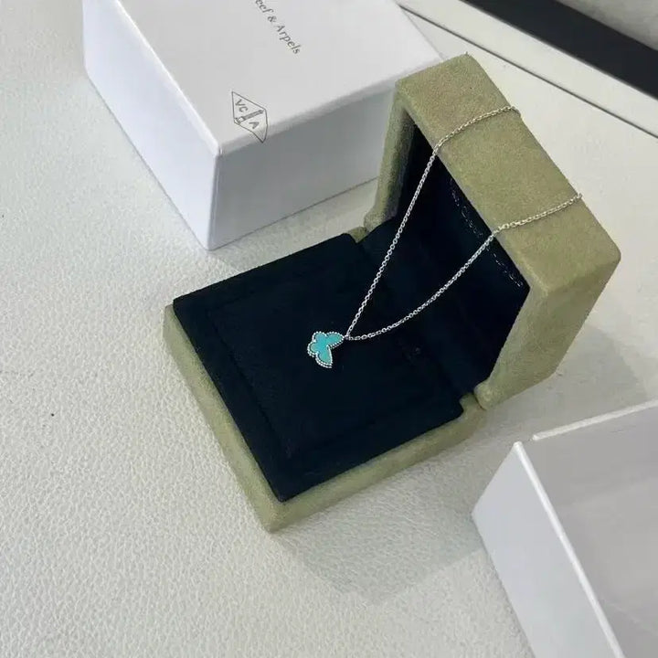 [BUNJANG] Van Cleef &amp; Arpels Butterfly Pendant Necklace / 반클리프 아펠 나비 펜던트 목걸이