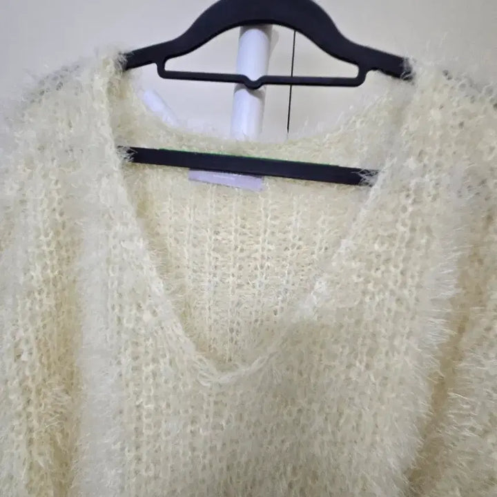 [BUNJANG] Angora V-Neck Knit Ivory / 아이보리 브이넥 앙고라 니트