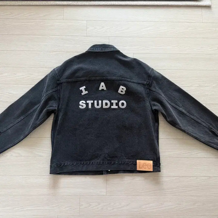 [SOLD OUT] 아이앱 스튜디오 x 리 데님 자켓 블랙