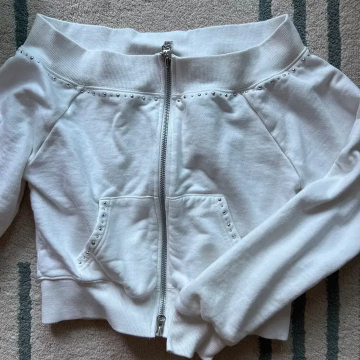 [BUNJANG] QUTY Studded Off-Shoulder Zip-Up White Top / 큐리티 STUDDED OFF-SHOULDER ZIP- UP_White