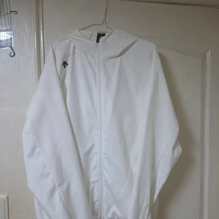 [SOLD OUT] 데상트 후드 바람막이  105