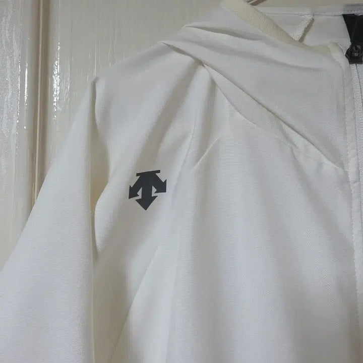 [SOLD OUT] 데상트 후드 바람막이  105