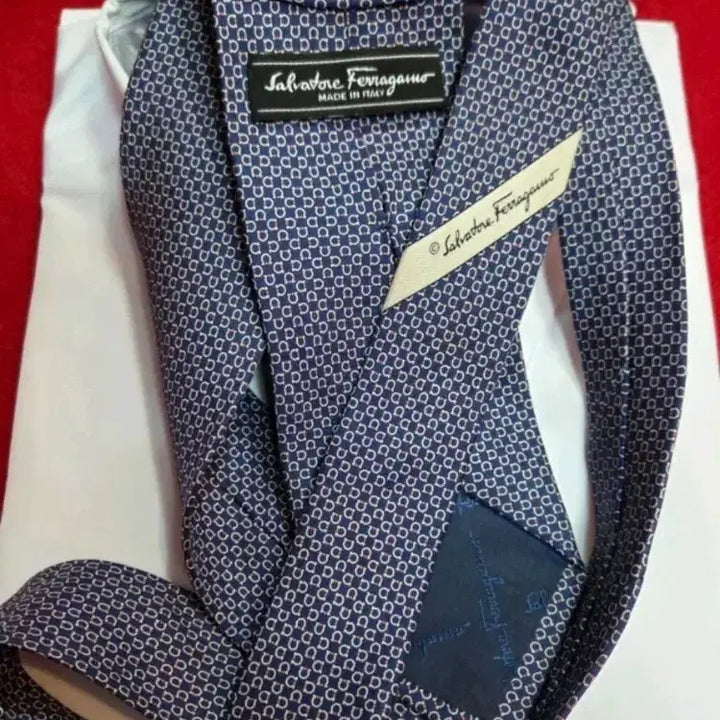[SOLD OUT] 살바토레 페라가모 남성 넥타이 네이비 패턴