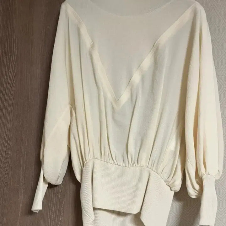 [SOLD OUT] 새상품)시스템 브이넥  블라우스