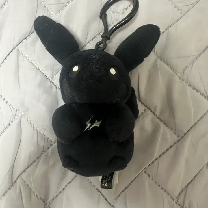 [SOLD OUT] 프라그먼트 x 포켓몬 INN 프로젝트 TBP 마스코트 키링 피카츄 블랙