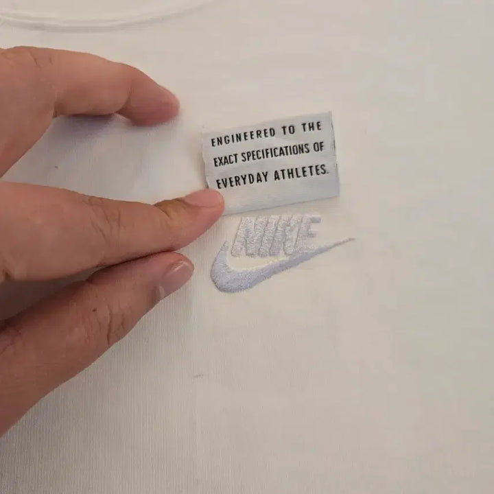 [SOLD OUT] 나이키 흰색 반팔 티셔츠 L (실수로 거꾸로 입어도 됨)