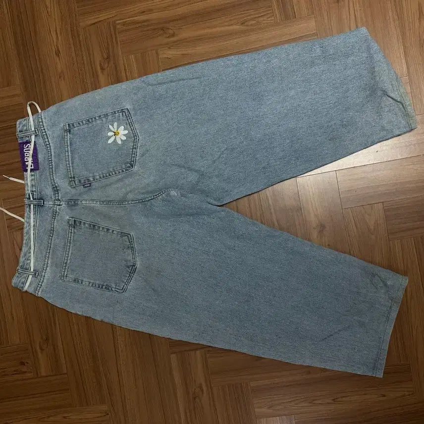 [BUNJANG] LABROS Daisy Embroidery Denim 배기진 (L) / LABROS 라브로스 스마트 데이지 배기진 연청
