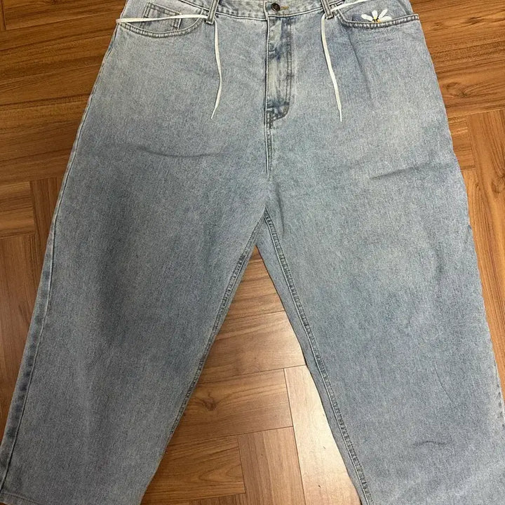 [BUNJANG] LABROS Daisy Embroidery Denim 배기진 (L) / LABROS 라브로스 스마트 데이지 배기진 연청