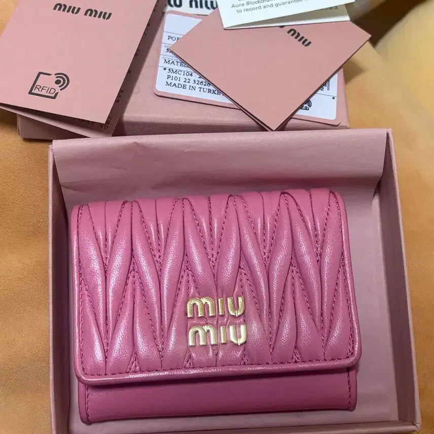 [BUNJANG] Miu Miu Matelasse Leather Bi-fold Wallet / [정품] 미우미우 마테라쎄 반지갑 핑크