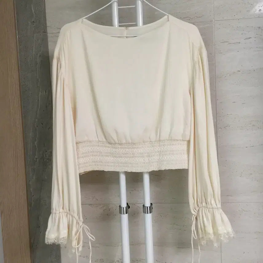 [SOLD OUT] 럭키슈에뜨 셔링 실크 블라우스 55