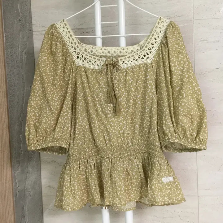 [BUNJANG] Thursday Island Smocked Blouse / 써스데이아일랜드 22 스모크 블라우스 S