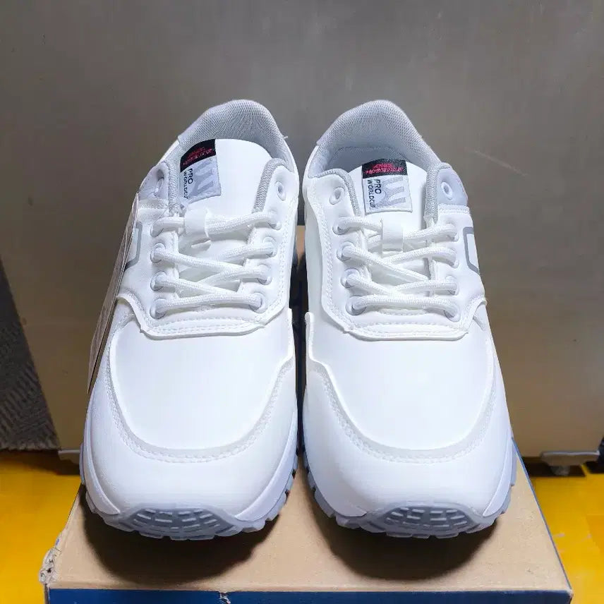 [SOLD OUT] (새상품)남성 260사이즈 운동화 발볼 넓음 프로월드컵