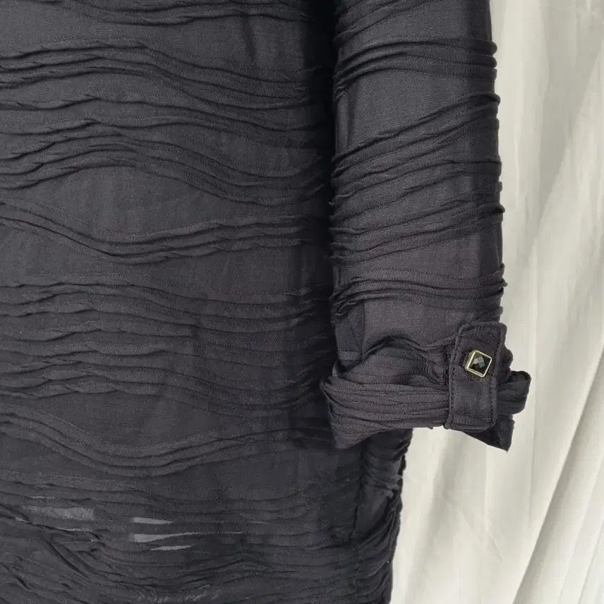 [BUNJANG] REORMIX Wave Textured Black Blouse / 물결 텍스쳐 블랙 블라우스
