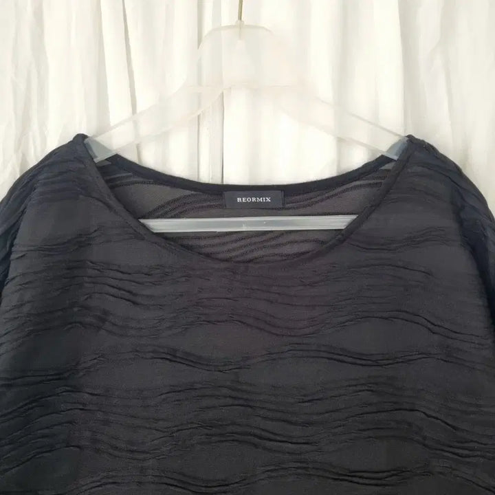 [BUNJANG] REORMIX Wave Textured Black Blouse / 물결 텍스쳐 블랙 블라우스