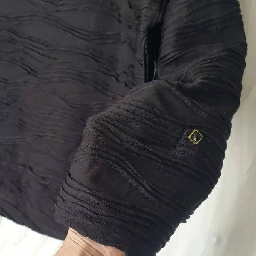[BUNJANG] REORMIX Wave Textured Black Blouse / 물결 텍스쳐 블랙 블라우스