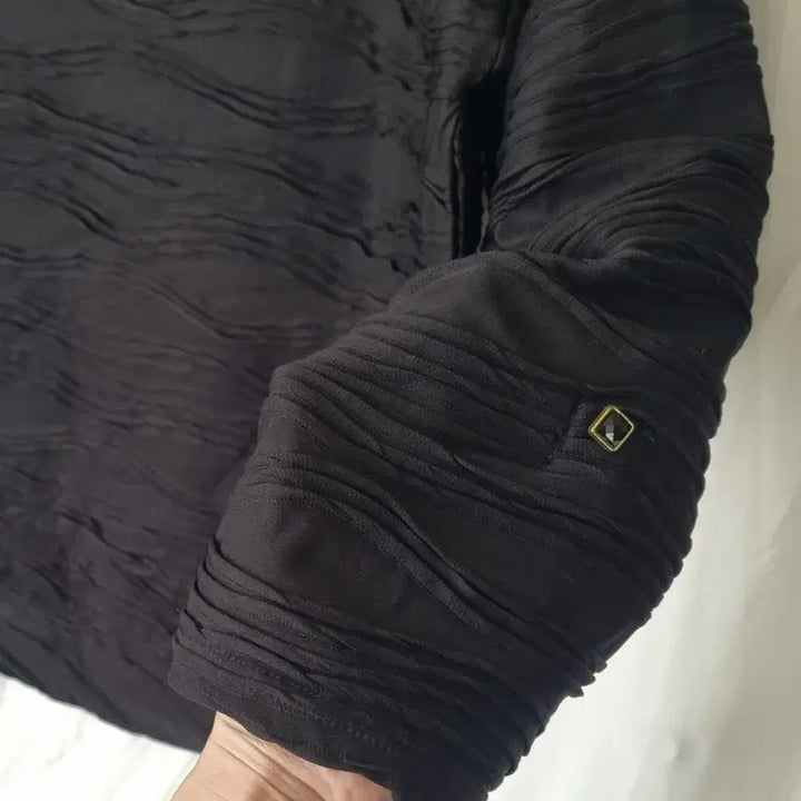 [BUNJANG] REORMIX Wave Textured Black Blouse / 물결 텍스쳐 블랙 블라우스