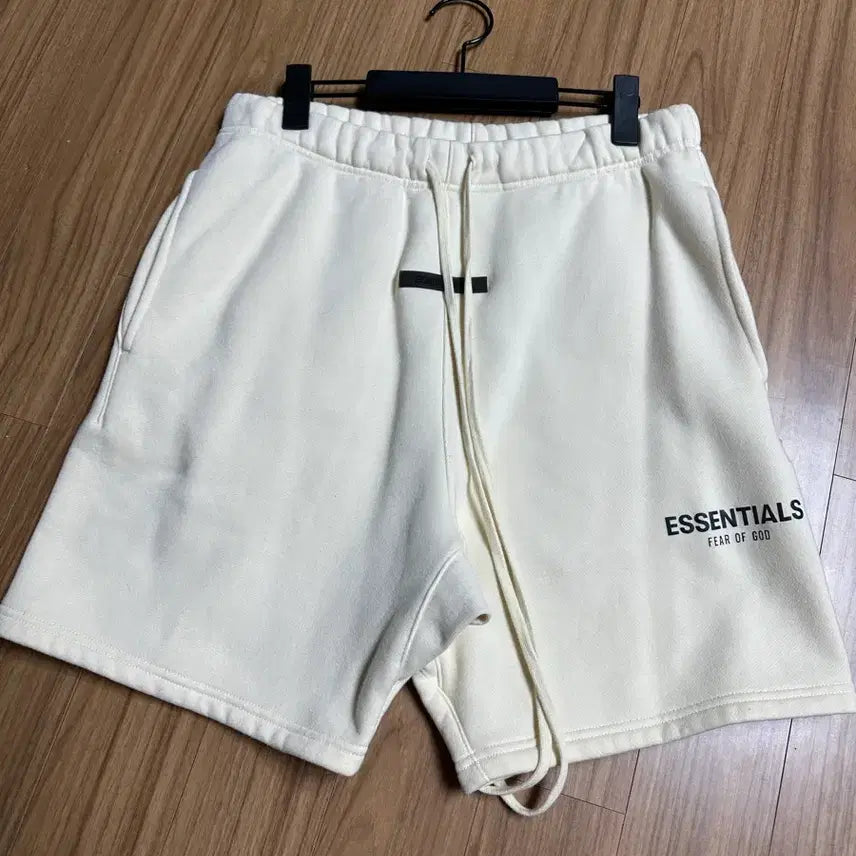 [SOLD OUT] 에센셜 쇼츠 크림색
