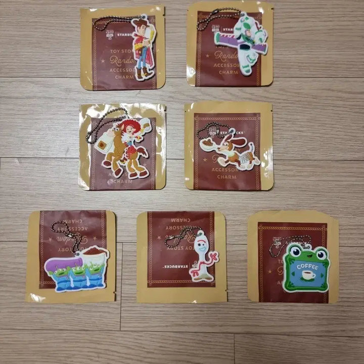 [SOLD OUT] 스타벅스 토이스토리 참 7종 모두 해서 3.6만원에 판매합니다.