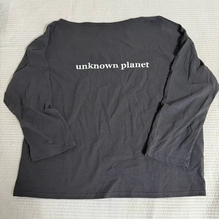 [BUNJANG] Unknown Planet Off-Shoulder T-Shirt / 언노운플라넷 오프숄더 티셔츠