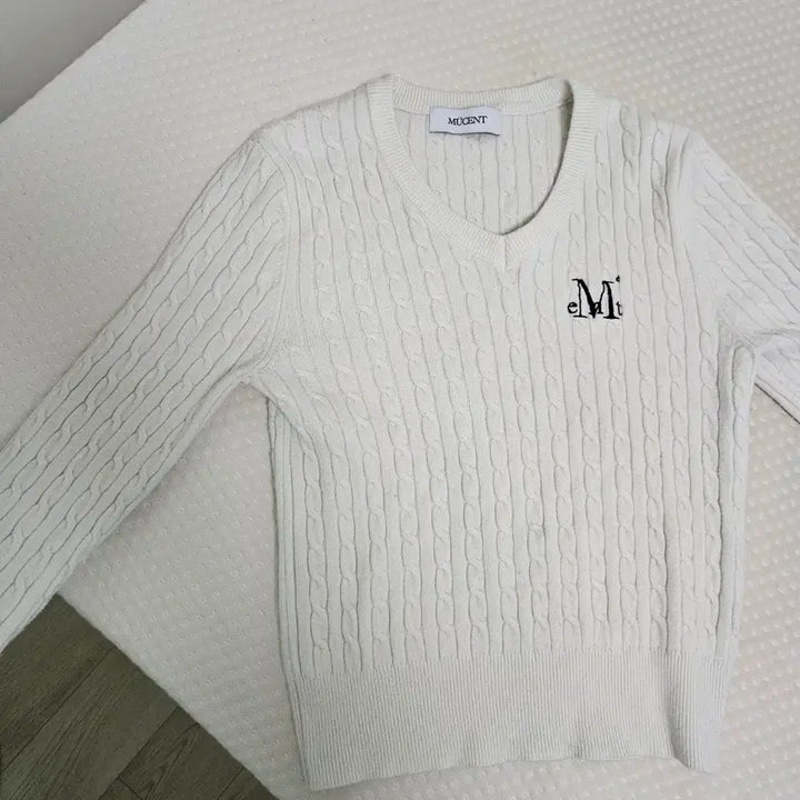 [SOLD OUT] 무센트 브이넥 크롭 니트
